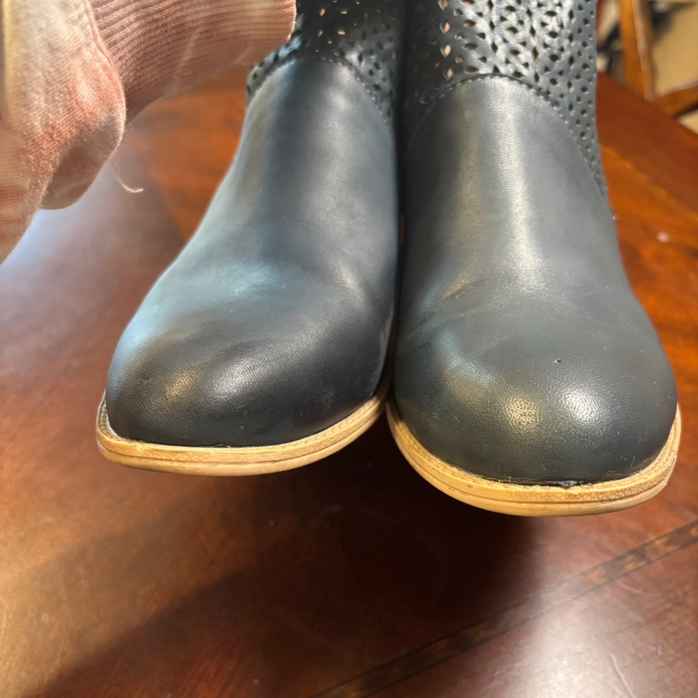 Söfft Leather Cutout Ankle Boots Stacked Heel Zip Booties Size 9M - Picture 3 of 11